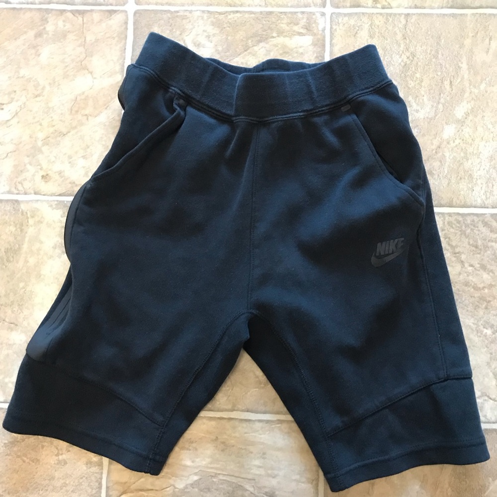 Nike Big Boys Medium (12-14) Tech Fleece Shorts